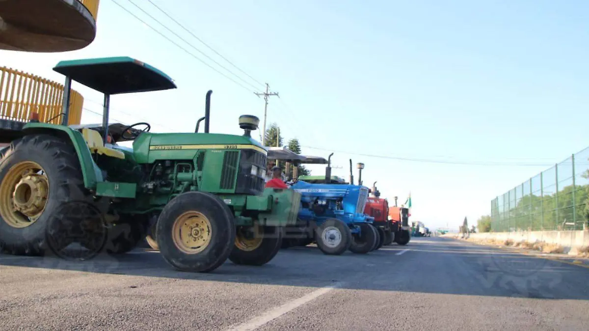 Liberan productores cuatro puntos carreteros en Celaya y la región